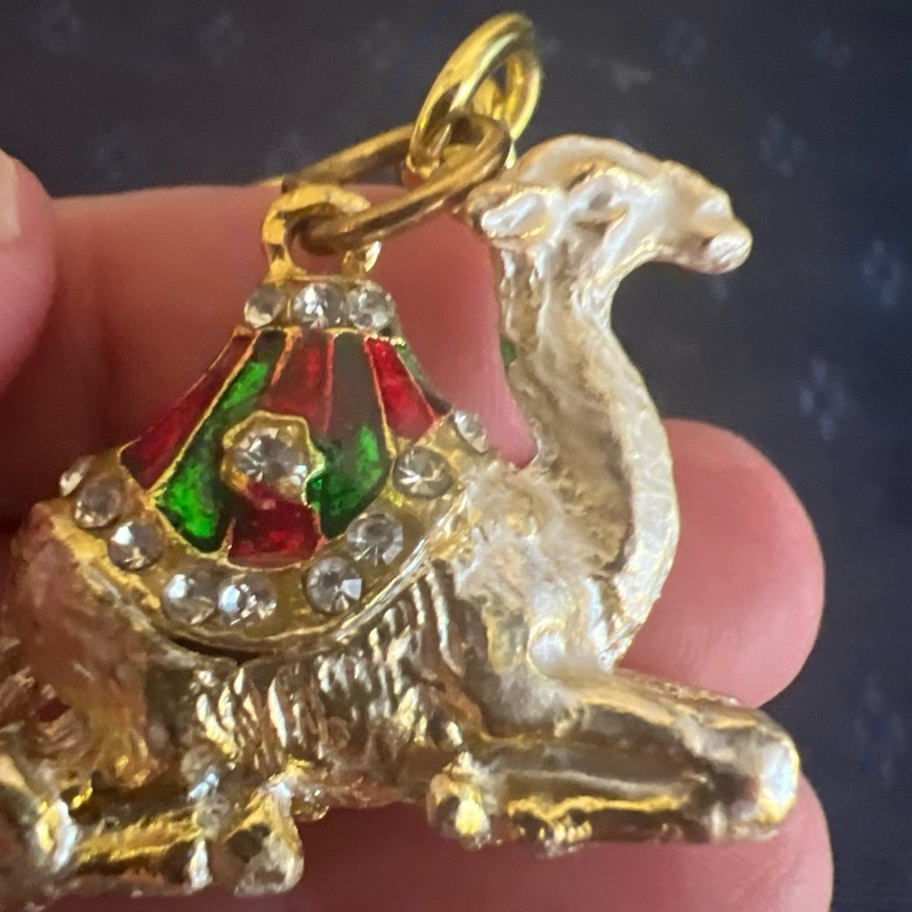 Beautiful Camel With Rhinestones Keychain - Picture 8 of 10